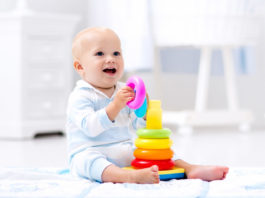 Sinnvolles Lernspielzeug für Babys bis 12 Monate