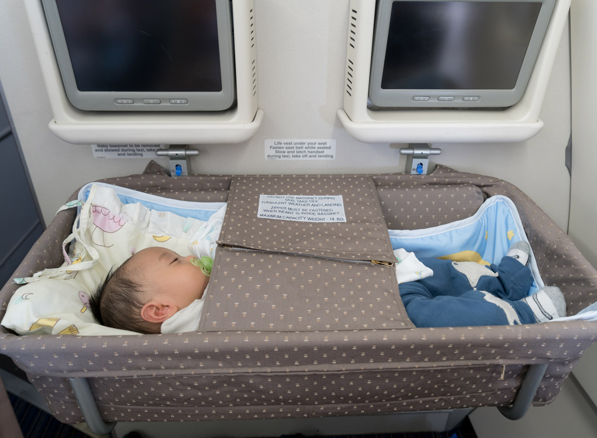 Bassinet Babybett im Flugzeug