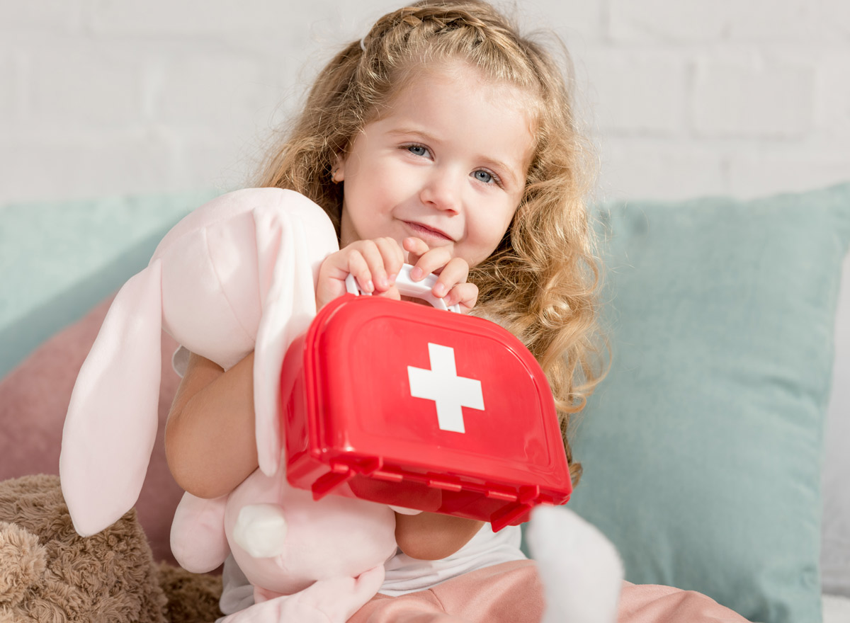 Nach Unfall: Diese Erste-Hilfe Maßnahmen beim Kind können Kinder-Leben  retten! 