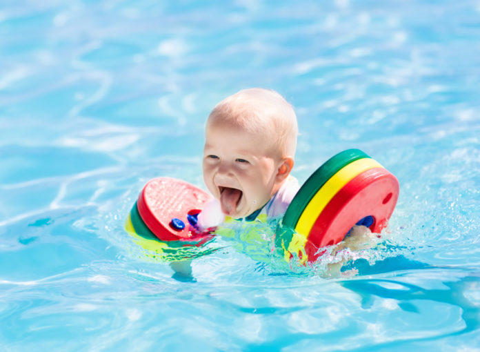Ein Baby kühlt sich im Pool ab