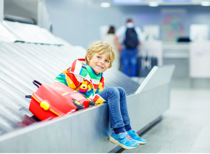 Kind wartet am Flughaben nach Flugausfall