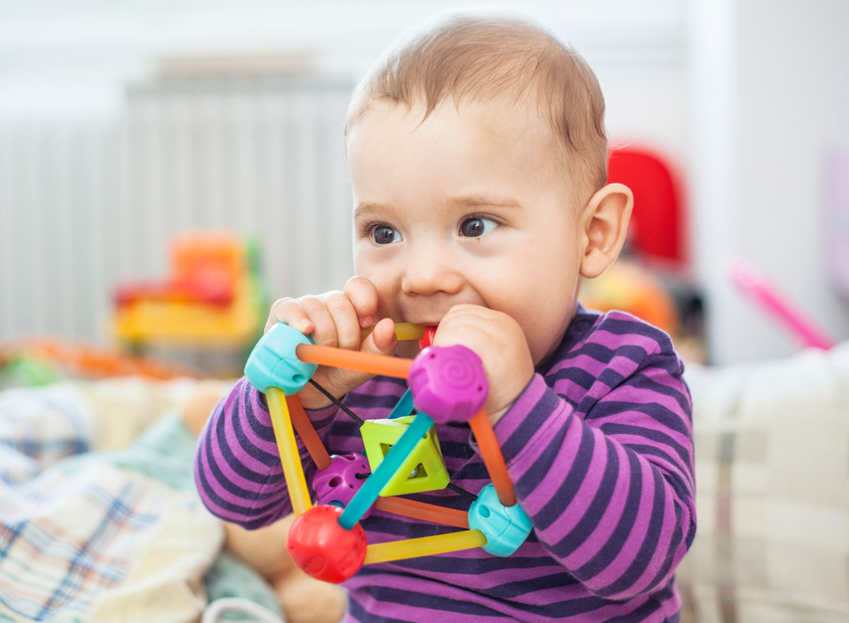 Babys nehmen Spielzeug oft in den Mund