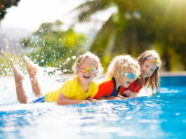 Das Wasseralarmset erkennt, wenn Kinder ins Wasser gehen.