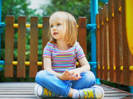 Kinder werden im Kindergarten immer wieder von den Freunden ausgeschlossen und dürfen nicht mitspielen