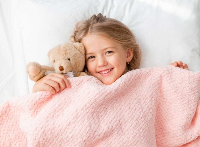 Der Fallschutz im Kinderbett kann vor Stürzen schützen